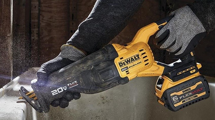 Không tháo pin máy cưa kiếm pin Dewalt DCS386N-KR 20V/60V khi thiết bị đang hoạt động để tránh cháy nổ