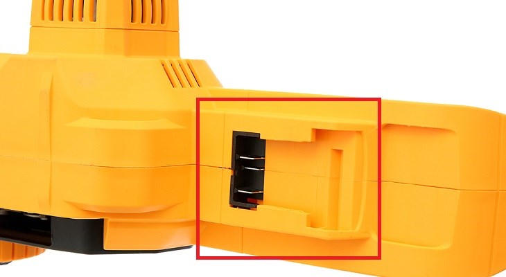 Lắp pin đúng kỹ thuật để máy cưa xích pin Tolsen 87362 20V hoạt động hiệu quả và ổn định