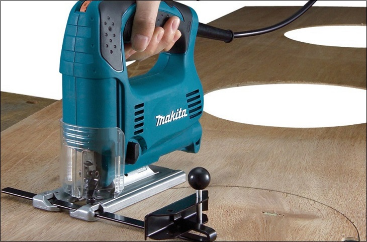Nên sắp xếp dây điện máy cưa lọng Makita M4302B 450W cẩn thận để tránh giẫm phải khi thao tác