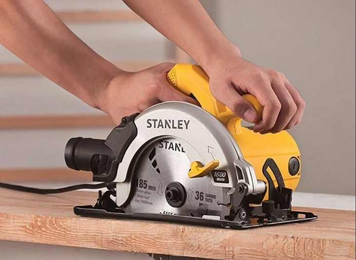 Phối hợp nhịp nhàng giữa tay người dùng và máy cưa đĩa Stanley SC16-B1 1600W để mang lại hiệu quả cao khi sử dụng