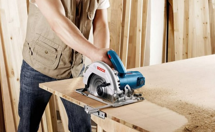Tập trung sử dụng máy cưa tránh để bị phân tâm vì có thể cắt nhầm ngón tay