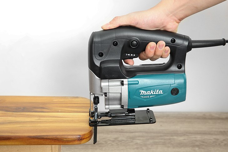 Sử dụng máy cưa lọng Makita M4302B 450W để cắt đường cong