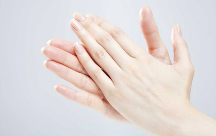 Xoa ấm bàn tay trước khi kẹp thiết bị đo SpO2