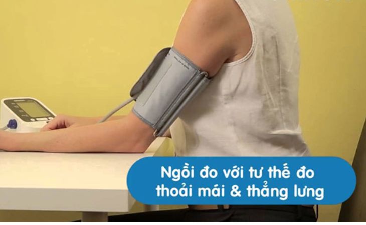 Trong khi đo (tư thế ngồi, vị trí đo, cách thao tác với máy, lưu ý đèn tín hiệu,...)