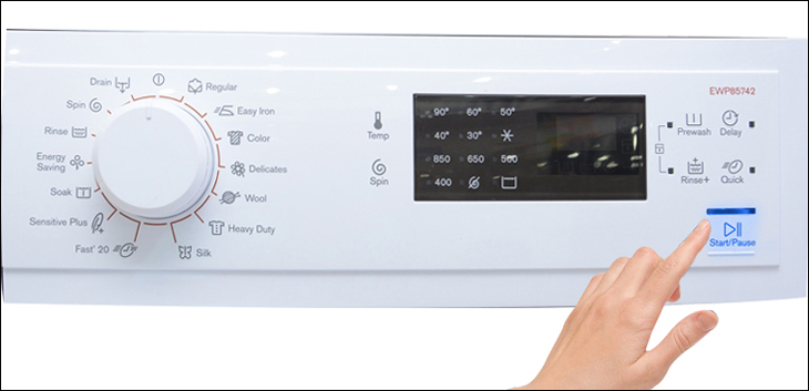 Bạn cần xoay nút điều chỉnh hoặc bấm chọn chế độ giặt phù hợp