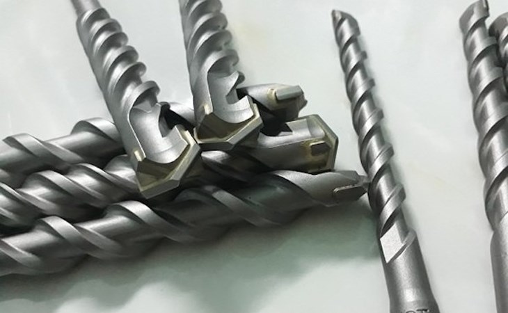 Chọn mũi khoan hoặc mũi vít phù hợp, lắp mũi khoan vào máy sau.