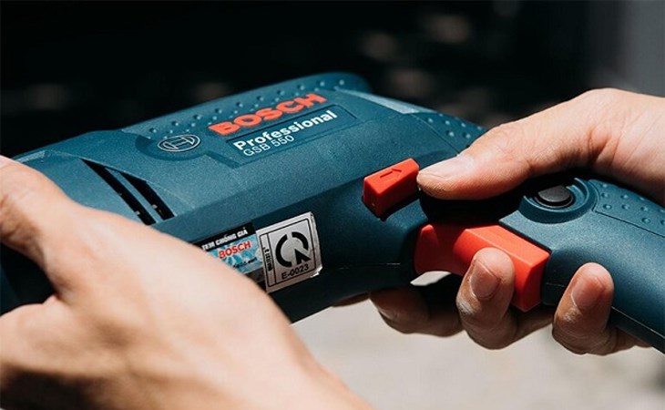 Điều chỉnh tốc độ bằng nút điều chỉnh tốc độ trên máy khoan chính là công tắc tắt/mở.