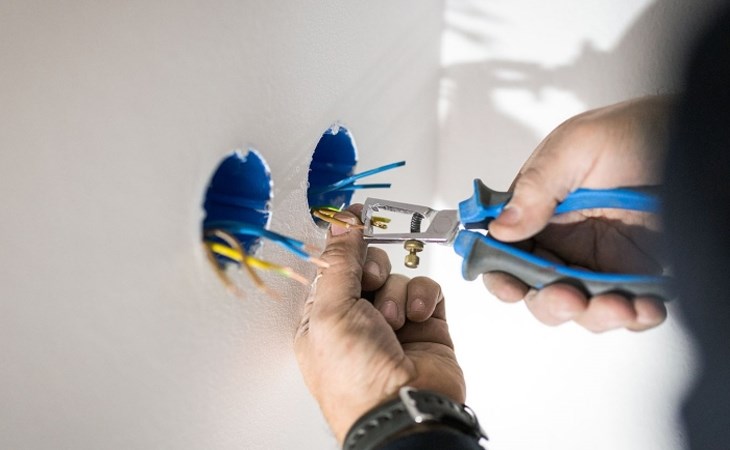 Kiểm tra các mạch dây điện ngầm trong tường.