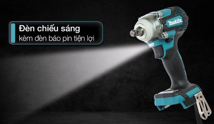 Gắn pin và kiểm tra tình trạng pin trước khi vận hành máy siết bu lông pin Makita DTW300Z 18V để đảm bảo hiệu suất hoạt động của thiết bị cao nhất có thể