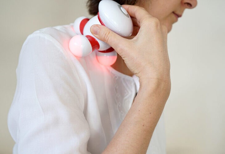 Sử dụng máy massage cầm tay cho vùng vai để ngăn ngừa và giảm tình trạng đau mỏi vai gáy