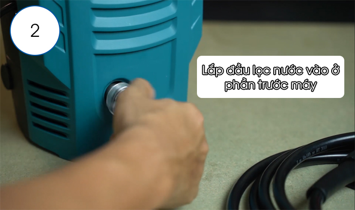 Lắp đầu lọc ở phần trước máy