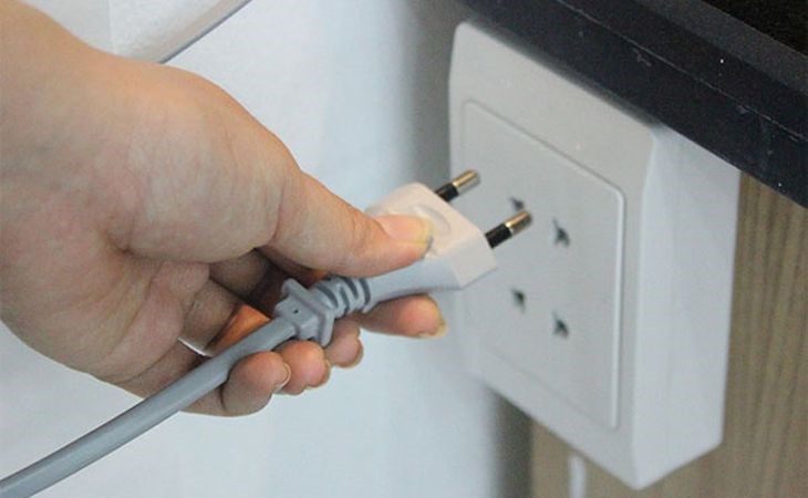 Kết nối máy với nguồn điện và chuẩn bị xay.
