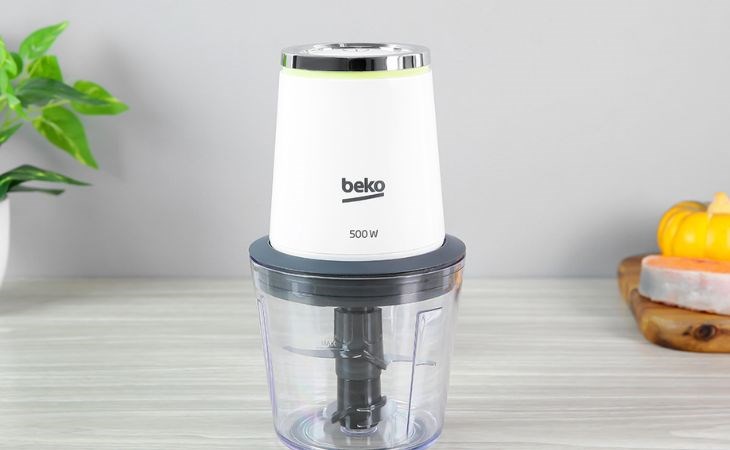 Máy xay thịt Beko CHP7504W vận hành với công suất 500W cùng lưỡi dao kép 4 cánh giúp rút ngắn thời gian xay.