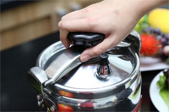Đóng nắp nồi đúng vị trí