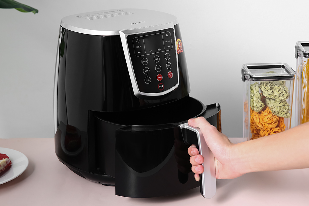 Gỡ bỏ tất cả miếng dán được dán dính vào thân nồi chiên