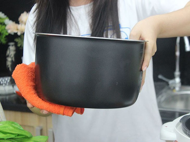 Trước khi đặt nồi cơm vào bên để nấu thì bạn cần phải lau khô phần đáy để hạn chế tình trạng hư hỏng