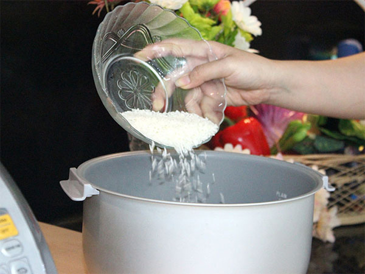 Cho gạo đã vo vào trong nồi