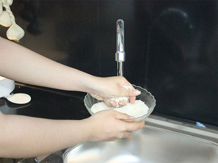 Cho nước vào tô để vo gạo