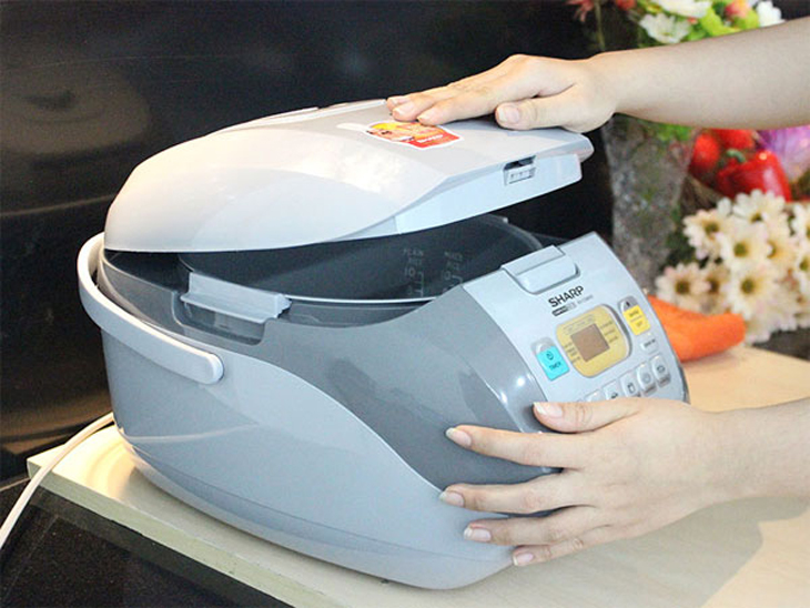Đặt nồi con vào nồi và đậy nắp thật kín