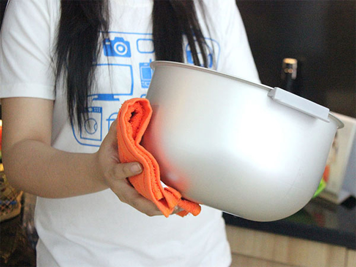 Dùng khăn khô mềm lau sạch quanh nồi con