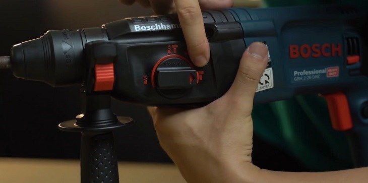 Chọn chế độ khoan và tốc độ khoan tren máy khoan búa điện Bosch GBH 2-26 DRE 800W theo nhu cầu sử dụng
