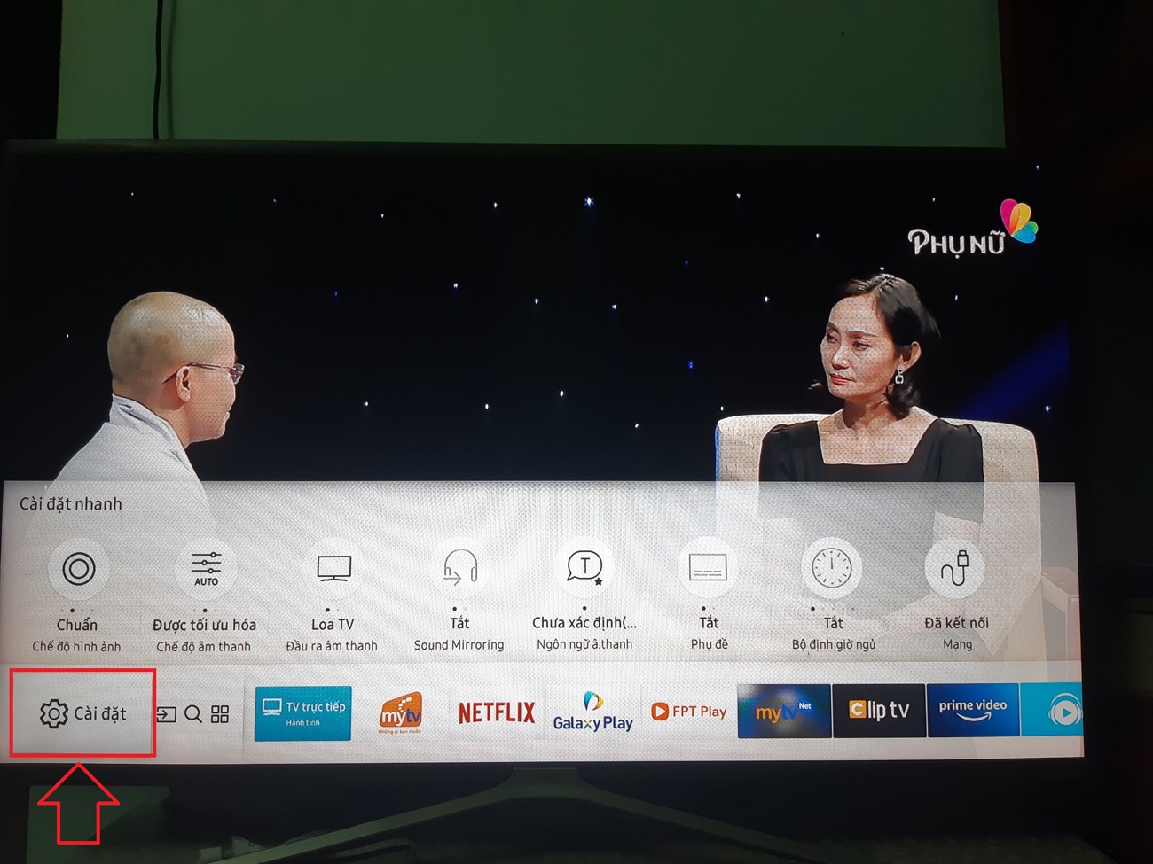 Bật tivi > Chọn mục Cài đặt.