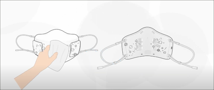 Bước 2: Tiếp theo, bạn vệ sinh phần thân khẩu trang còn lại bằng vải mềm và ướt