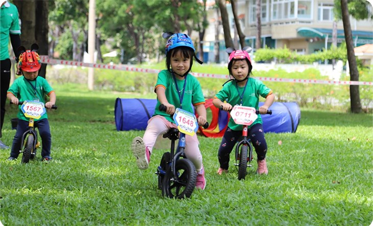 Bậc phụ huynh hãy tạo hứng thú để các bé tập xe thăng bằng