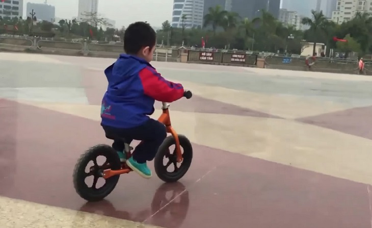 Bố mẹ hãy bảo trẻ sau khi dùng lực đẩy đổi chân thì dần dần co chân lên để cho xe tự trôi