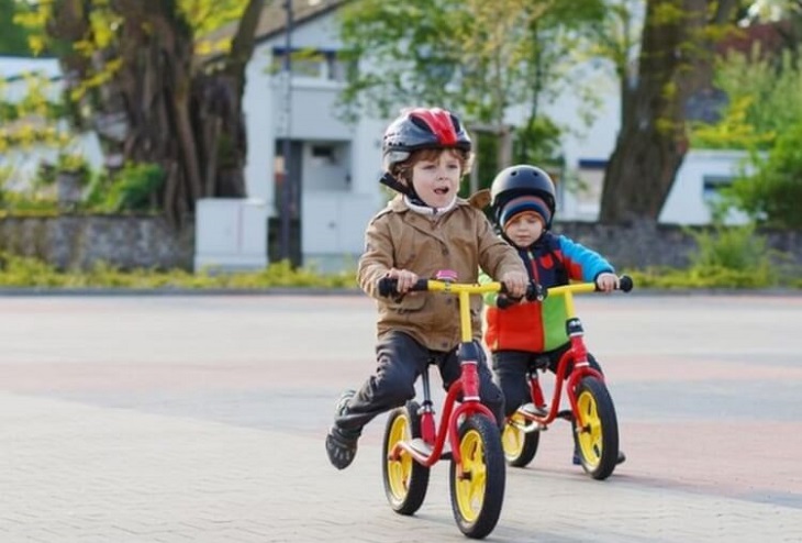 Bé có thể tự học hay được bố mẹ hướng dẫn các thao tác khó hơn như quay đầu xe, cua rẽ