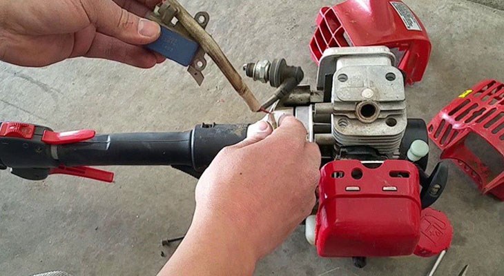 Ngắt kết nối dây bugi để động cơ của máy ngừng hoạt động