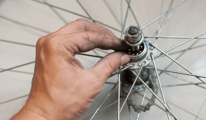 Bước 1: Bạn cần xác định phần bánh xe bị vỡ hỏng vòng bi