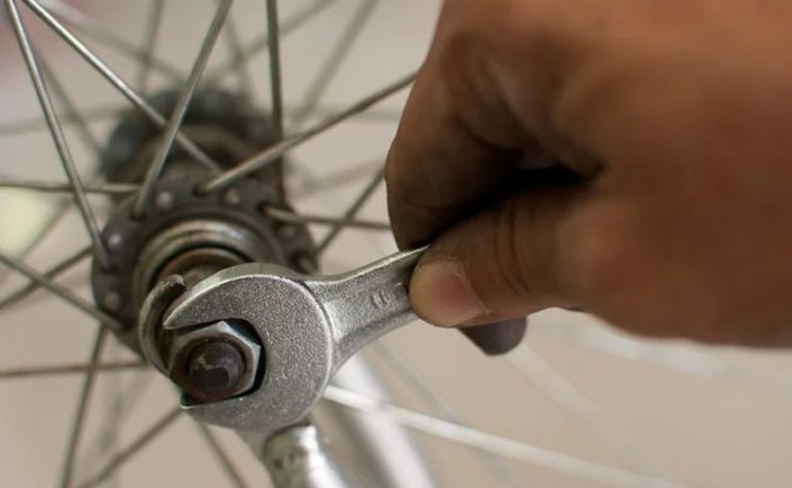 Bước 2: Tiến hành mở bánh xe ra khỏi xe
