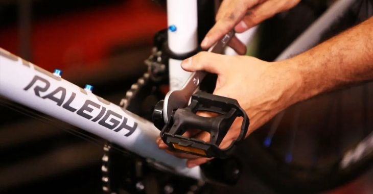 Lắp bàn đạp bên trái ngược chiều kim đồng hồ