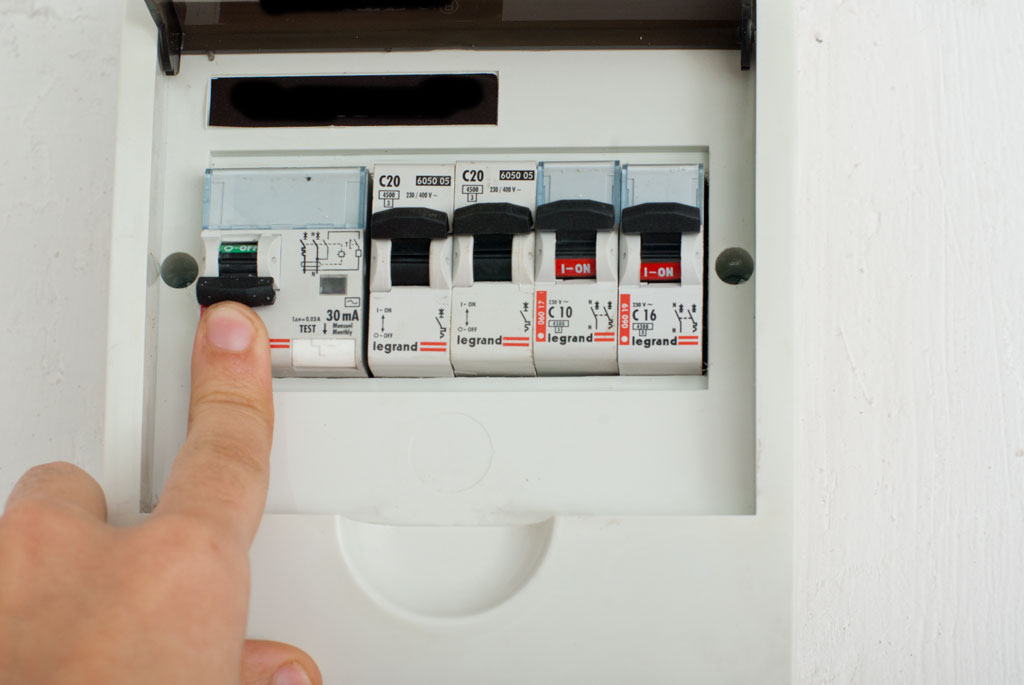 LUÔN NGẮT CẦU DAO trước khi thay bóng đèn huỳnh quang