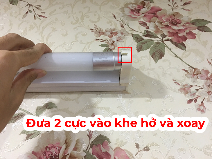 Lắp bóng đèn huỳnh quang mới
