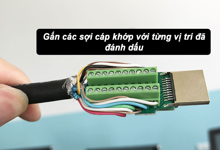 Tiến hành nối dây vào đầu cáp HDMI theo đúng những vị trí đã đánh dấu