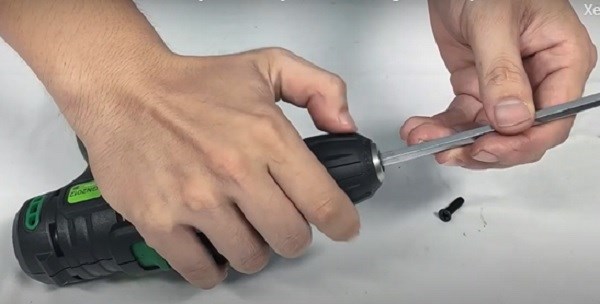 Bạn cho cây lục giác vào bên trong đầu khoan và vặn chặt để cố định đầu khoan.
