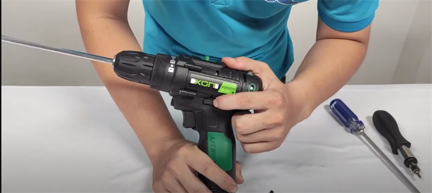 Để tháo đầu máy khoan, hãy khởi động máy khoan pin và chọn chức năng đảo chiều