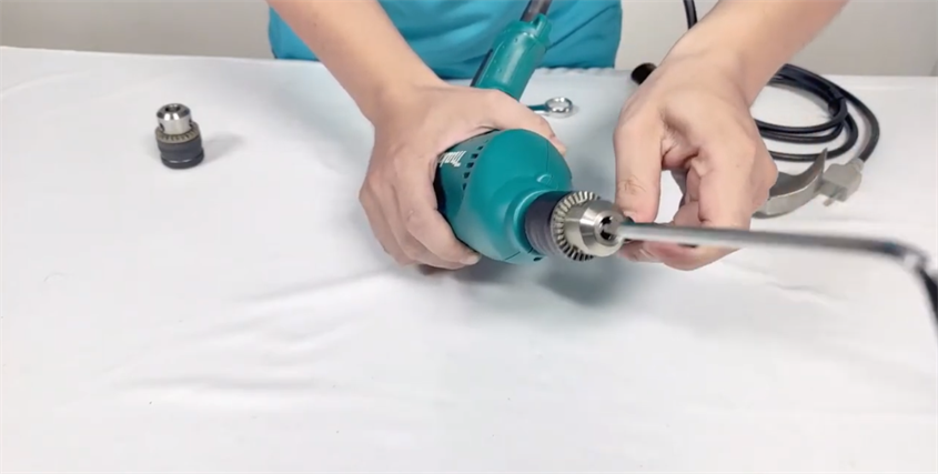 Sử dụng cây lục giác để cố định đầu khoan trước khi thực hiện thao tác tháo lắp.