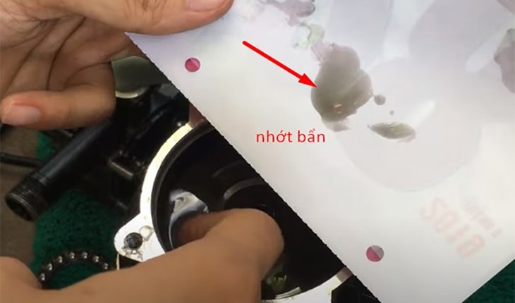 Mở nắp khoang chứa dầu và lấy một ít dầu ra để kiểm tra.