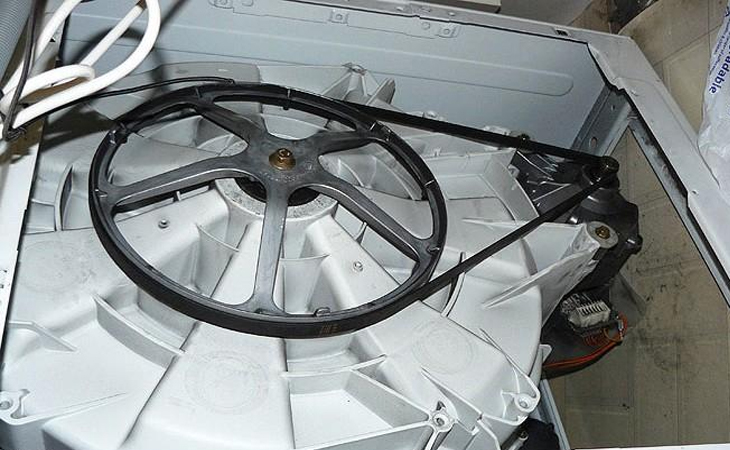 Bước 4: Đặt máy xuống miếng lót với vị trí dễ dàng thay dây curoa nhất.