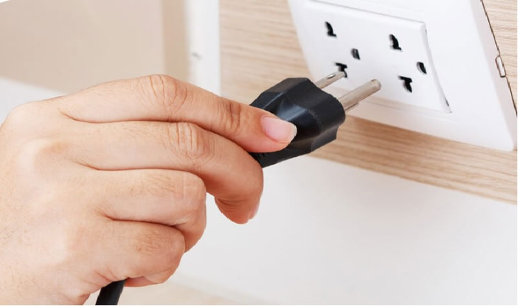 Khóa van nguồn nước cấp, rút điện là bước đầu cần chuẩn bị khi thay lõi lọc