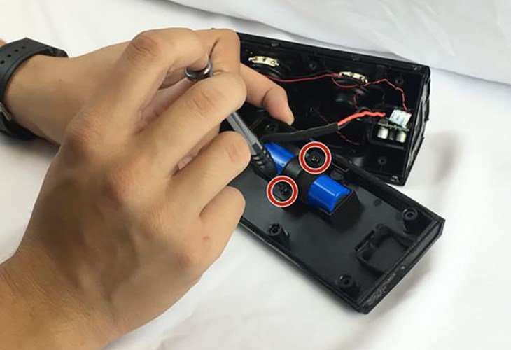 Dùng tua vít tháo ốc và tiến hành thay pin mới