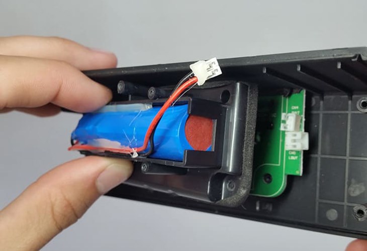 Nên sử dụng pin chính hãng tránh gây hư hỏng cho các thiết bị bên trong