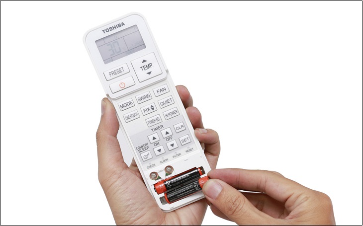 Bước 2: Lấy pin cũ ra ngoài