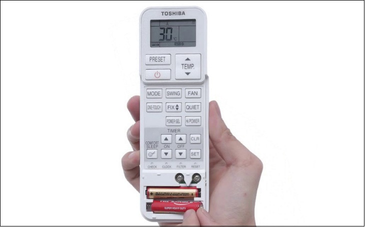 Bước 3: Lắp pin mới vào khay đựng pin