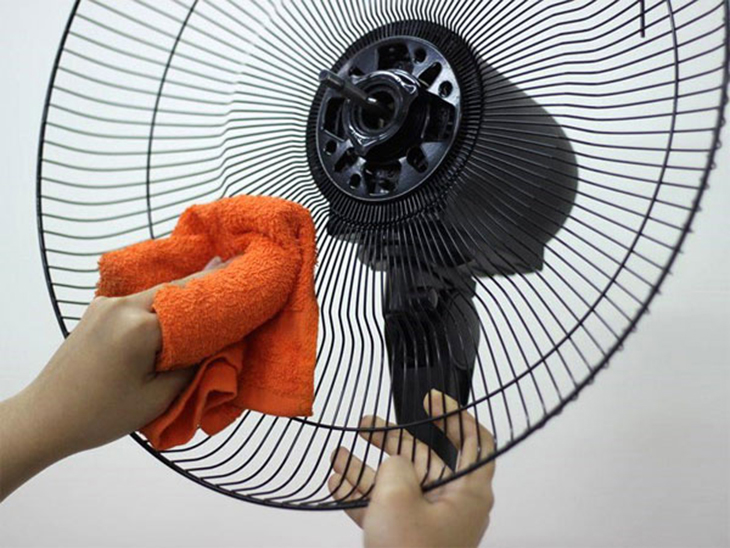 Người dùng cần vệ sinh lại quạt trước khi lắp lại như ban đầu