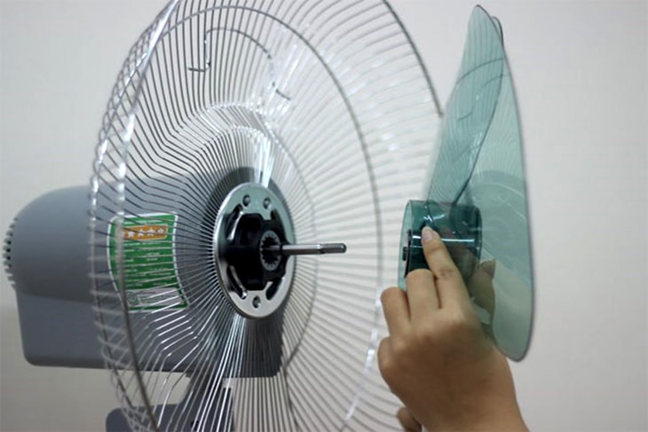 Người dùng có thể xác định vị trí tra dầu dễ dàng sau khi tháo lồng trước và cánh quạt