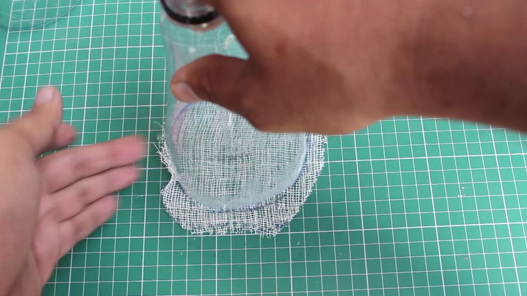 cố định băng gạc vào chai